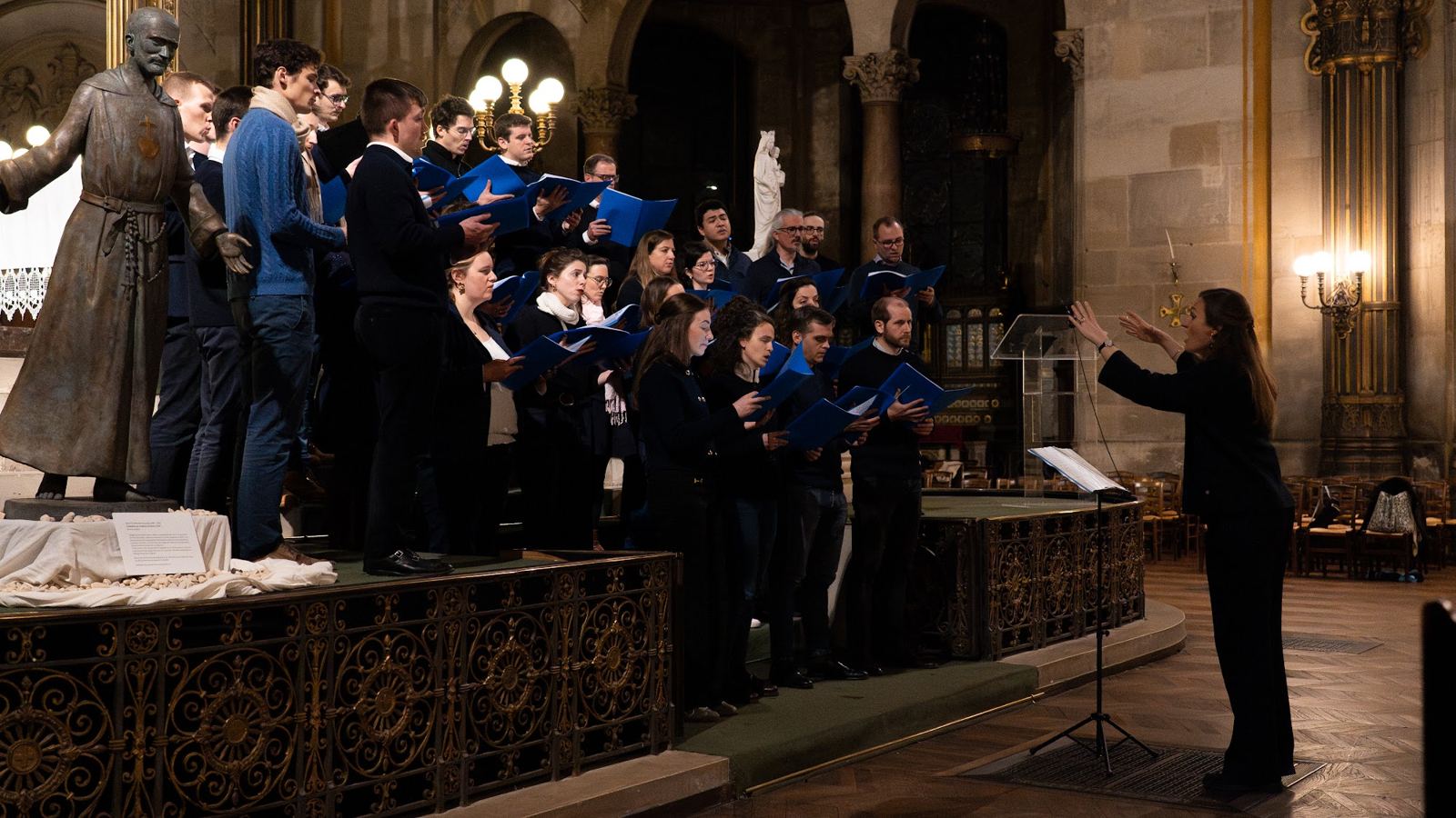 Der Chor Cantiamo im Konzert · Haude Kerhuel, die bei der Leitung unterstützte